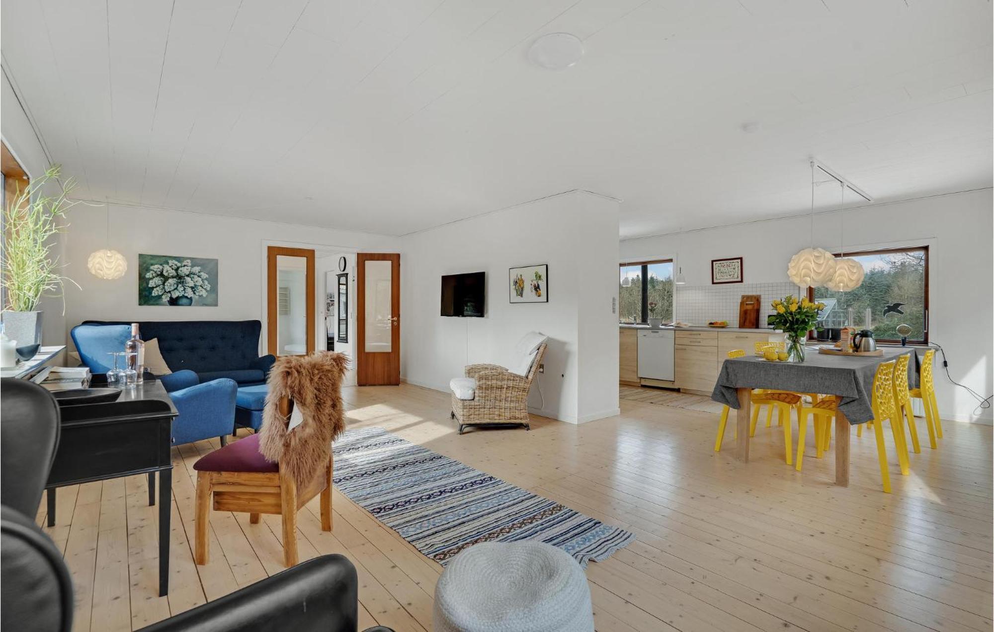 Holiday home Lovely In With Kitchen Randbol